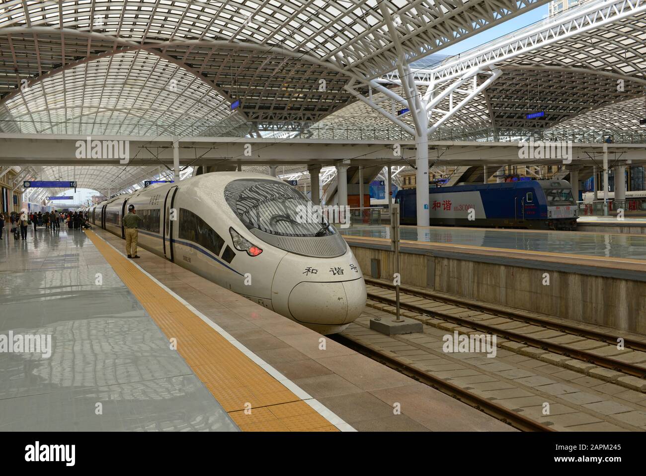Stazione ferroviaria di Qingdao con un servizio di treno ad alta velocità per Pechino che si trova al binario 10, Qingdao, provincia di Shandong, Cina Foto Stock