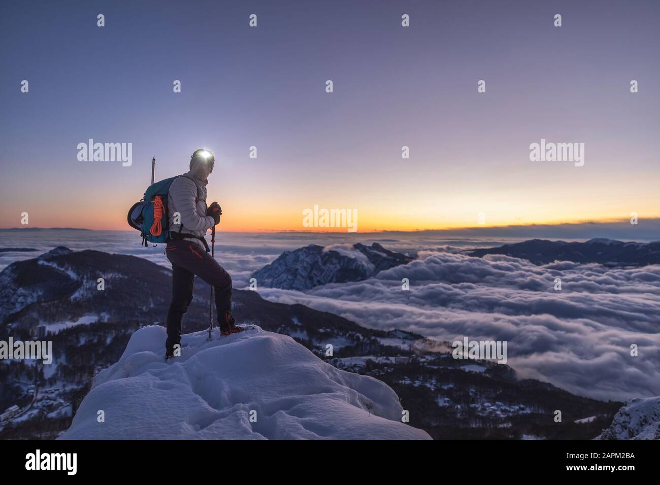 Alpinista sulla cima della montagna al crepuscolo, Alpi Orobie, Lecco, Italia Foto Stock