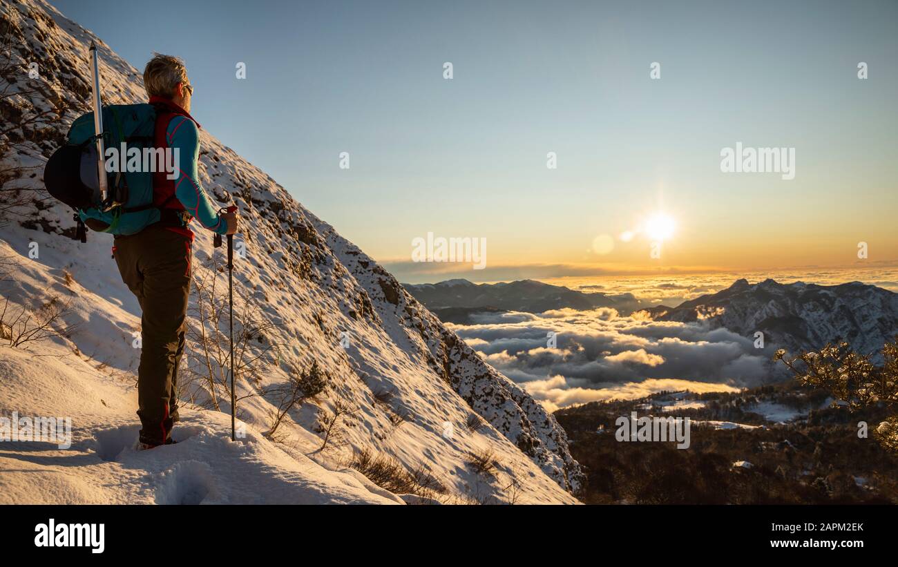 Alpinista sulla montagna all'alba, Alpi Orobie, Lecco, Italia Foto Stock