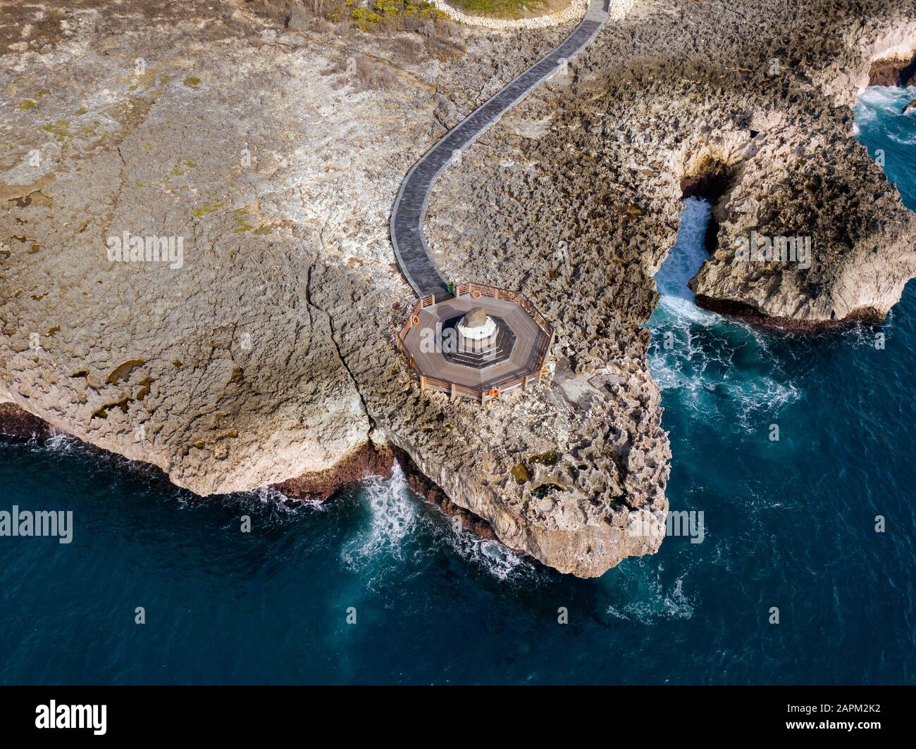 Indonesia, Bali, Nusa Dua, veduta aerea del sentiero sulla costa dell'oceano Foto Stock