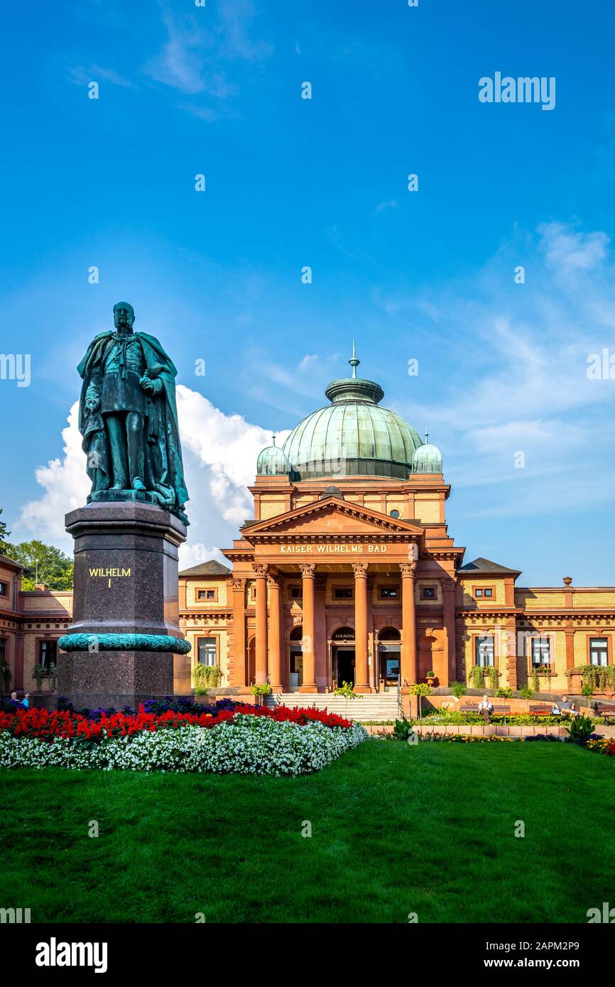 Germania, Assia, Bad Homburg vor der Hohe, Statua dell'imperatore Guglielmo i con Kaiser-Wilhelms-Bad sullo sfondo Foto Stock