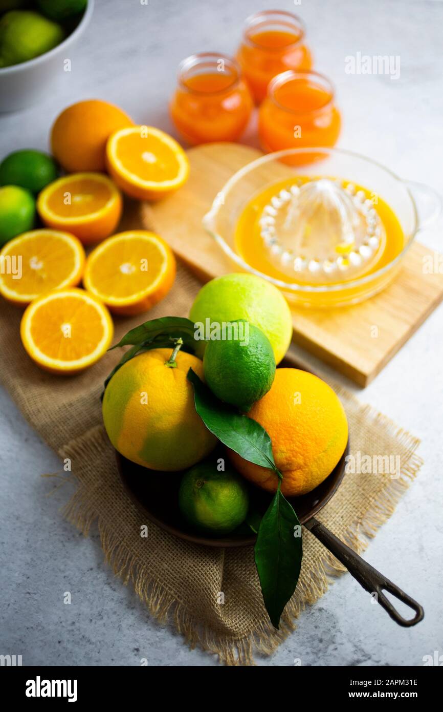 Raccogliere gli agrumi maturi sulla padella Foto Stock
