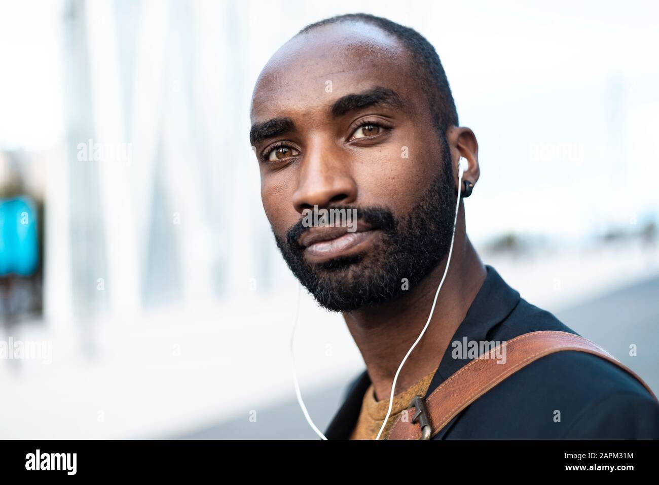 Ritratto di giovane uomo d'affari con le cuffie Foto Stock