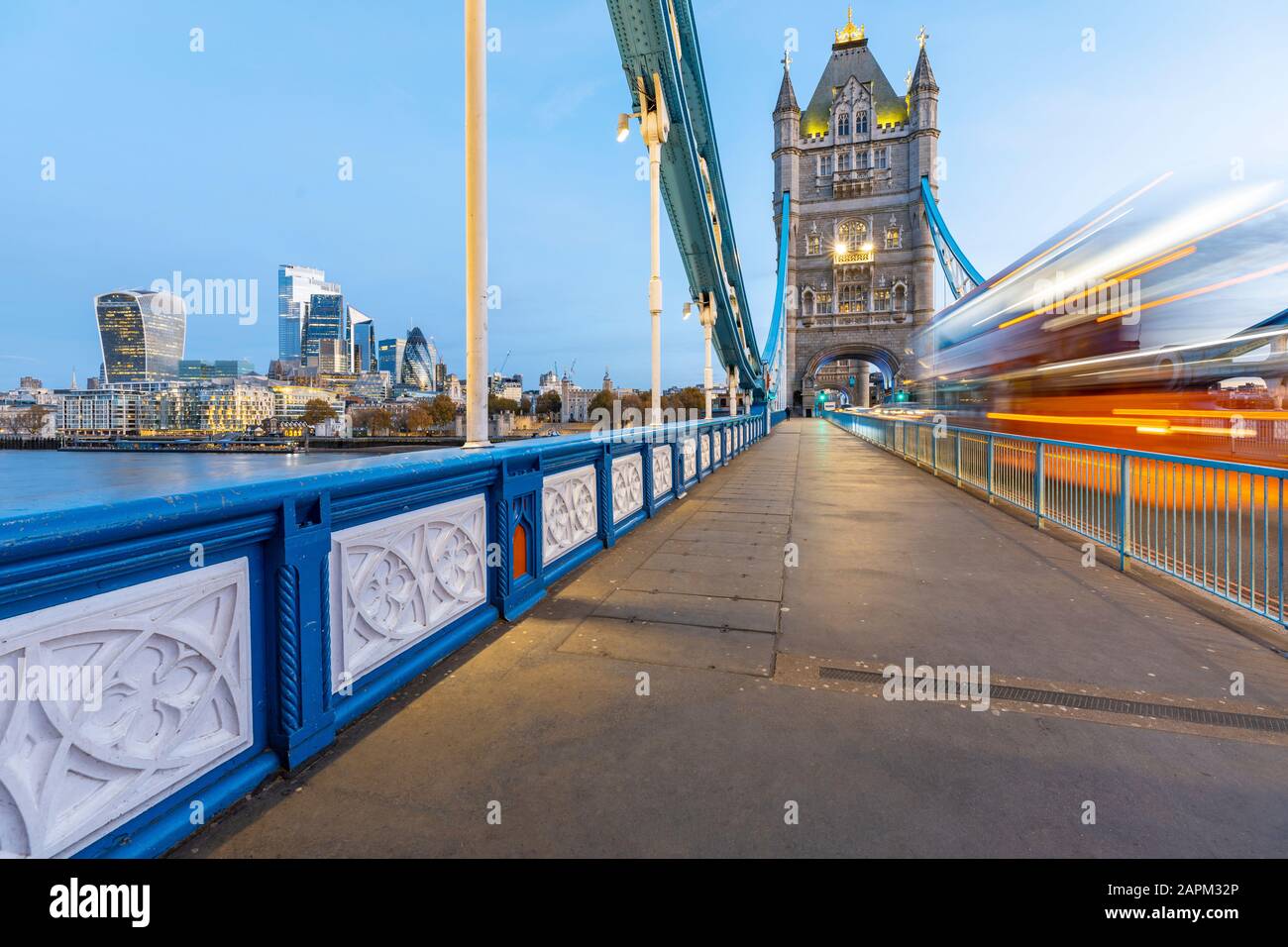Regno Unito, Inghilterra, Londra, all'alba il movimento di autobus a due piani è stato sfocato Foto Stock