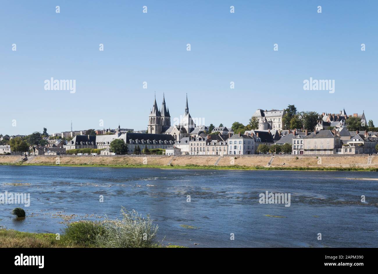 Francia, Centre-Val de Loire, Blois, cielo limpido sopra la città lungo il fiume nella Valle della Loira Foto Stock