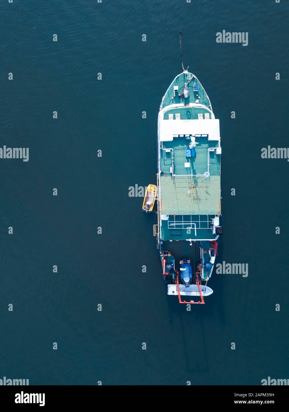Indonesia, Bali, Serangan, veduta aerea della barca da pesca galleggiante in acqua di mare blu Foto Stock