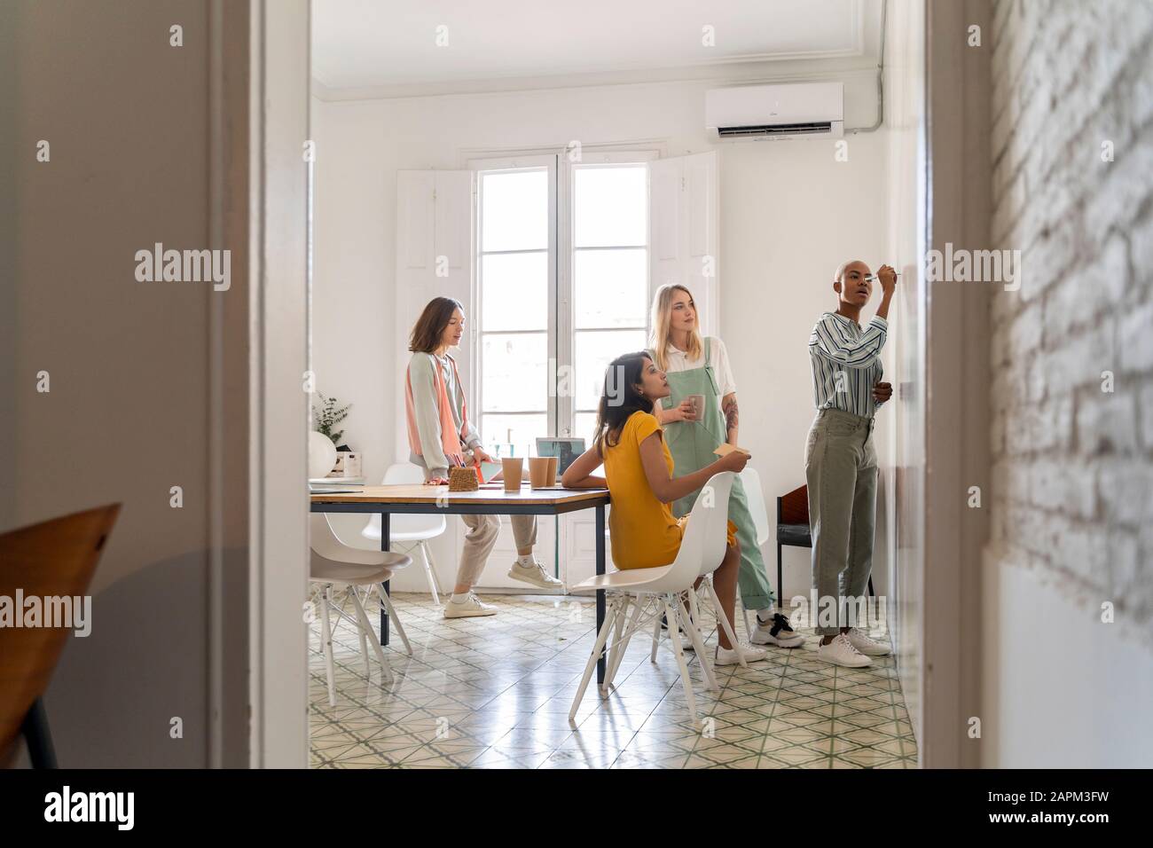 Imprenditrici avente una riunione in ufficio Foto Stock