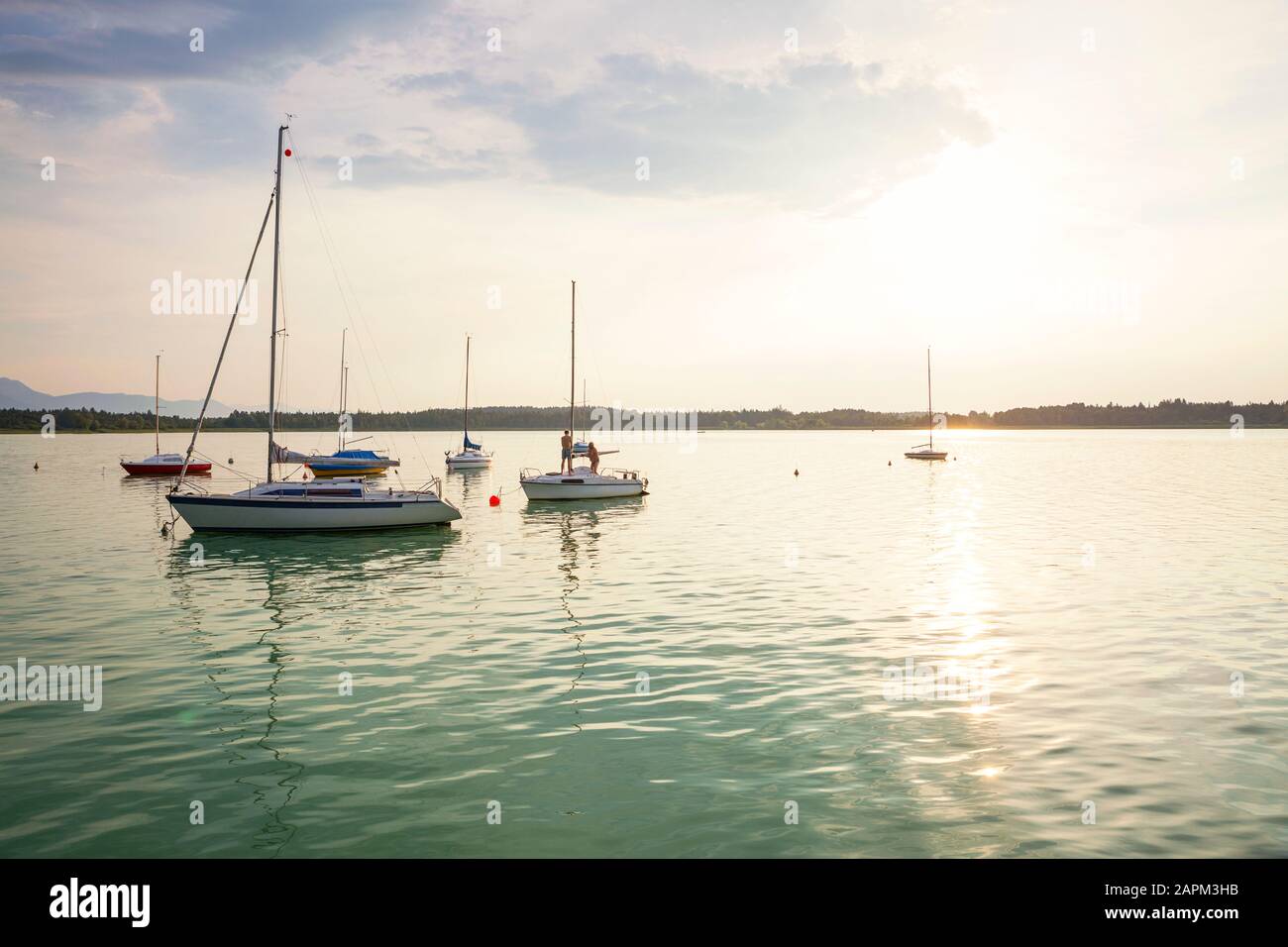 Barche a vela al tramonto, Baviera, Germania Foto Stock