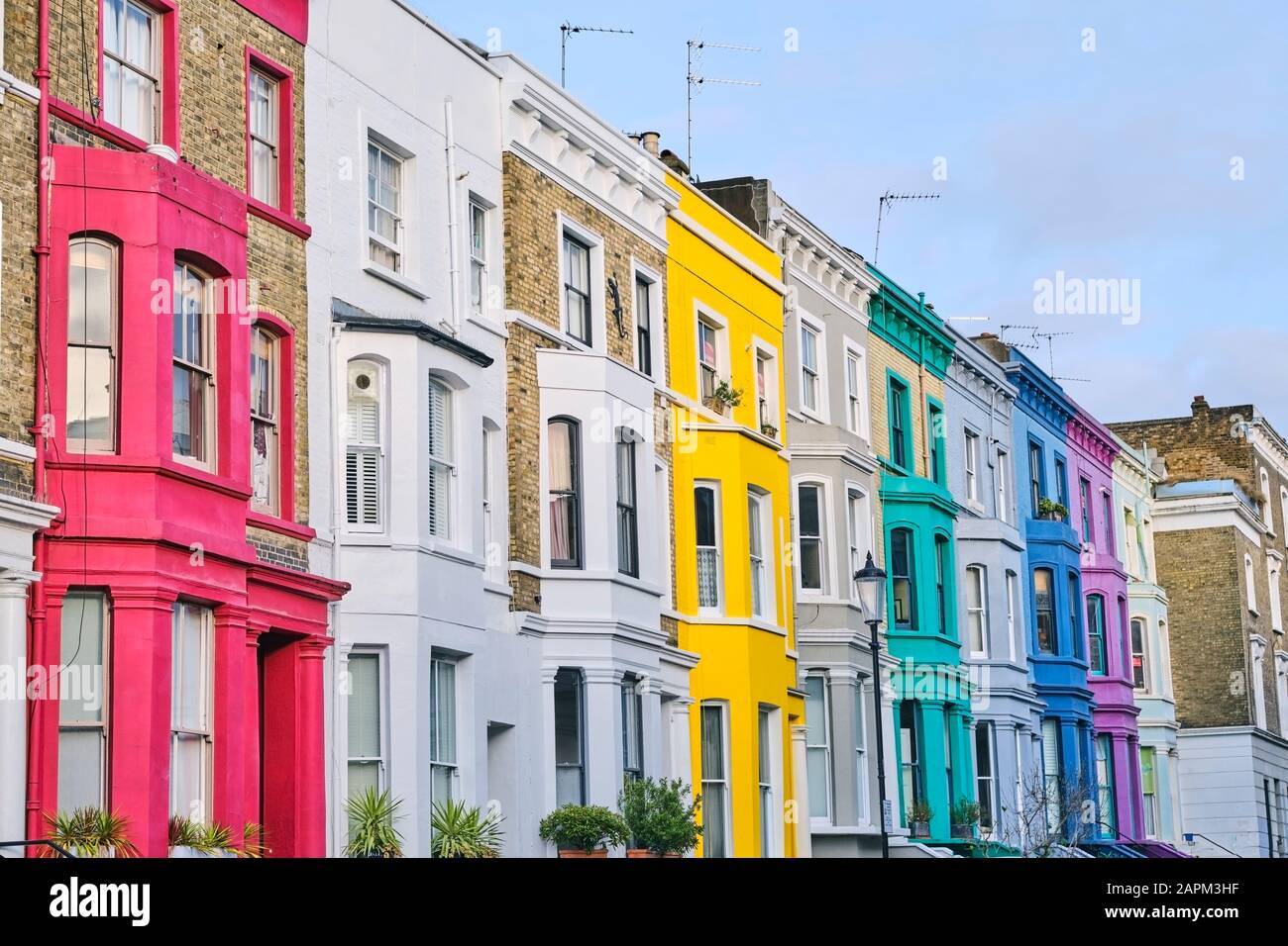 Regno Unito, Inghilterra, Londra, fila di case colorate a Notting Hill Foto Stock