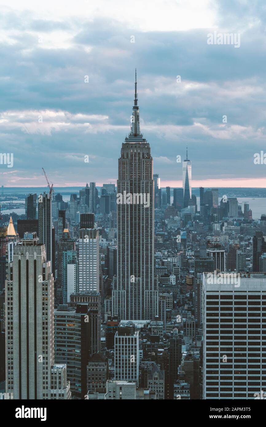 USA, New York, veduta aerea dei grattacieli della città di New York con l'Empire state Building Foto Stock