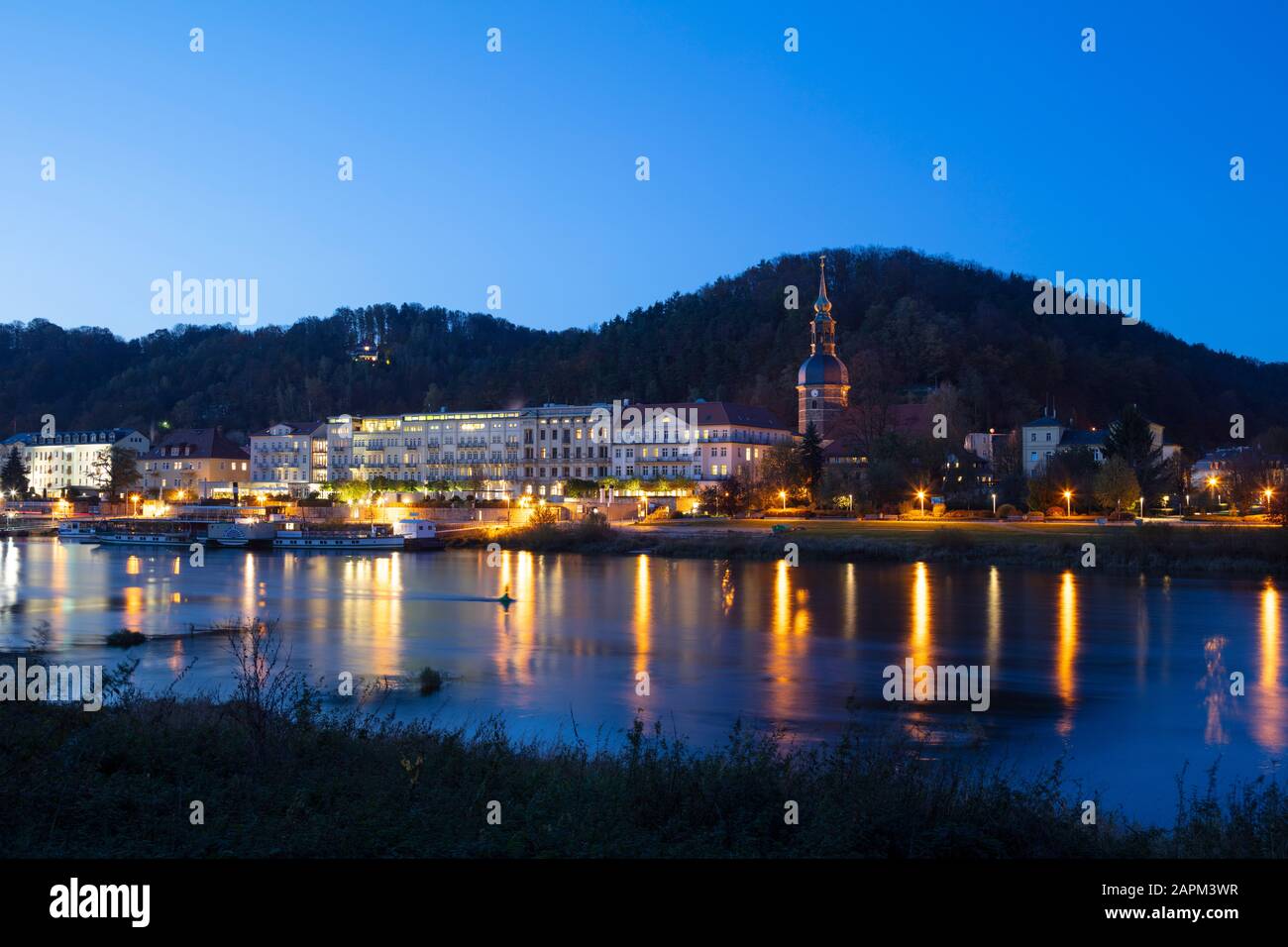 Germania, Sassonia, Svizzera sassone, Bad Schandau e fiume Elba al tramonto Foto Stock