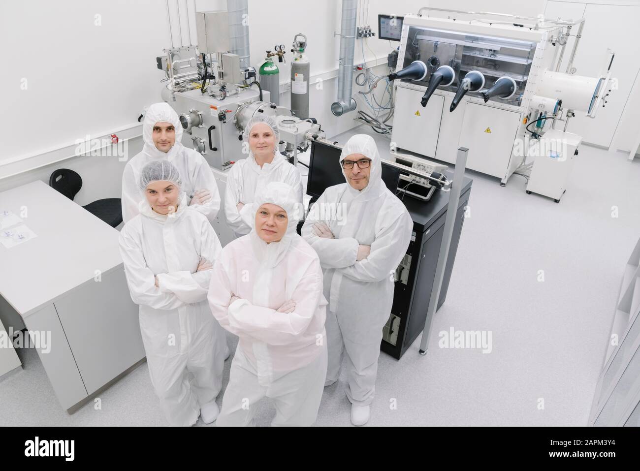 Ritratto di squadra di scienziati fiduciosi in laboratorio Foto Stock