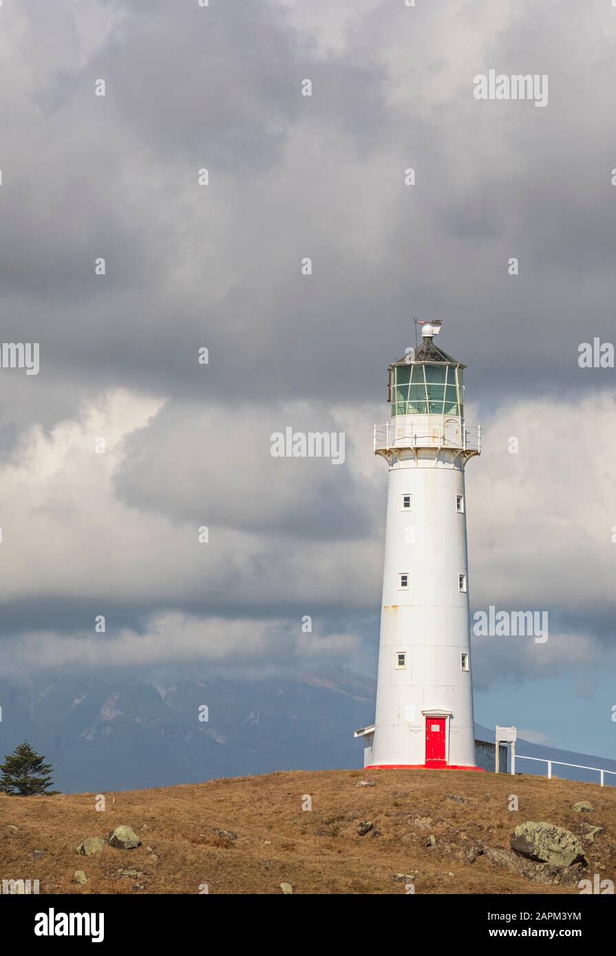 Nuova Zelanda, Distretto di Taranaki Sud, Pungarehu, cielo nuvoloso sopra il Faro di Cape Egmont Foto Stock