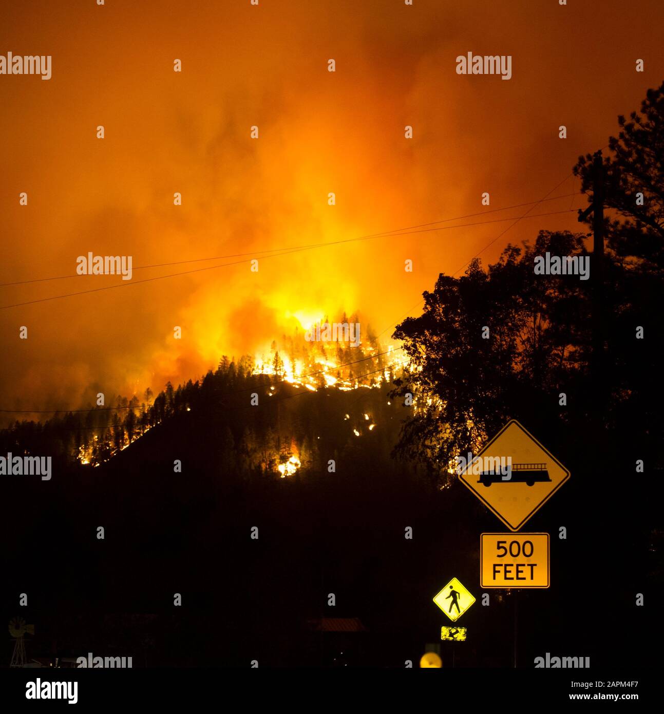 Cartello della stazione antincendio vicino al Poudre Park con l'High Park Fire sullo sfondo, Poudre Canyon a ovest di Fort Collins, Colorado. Foto Stock