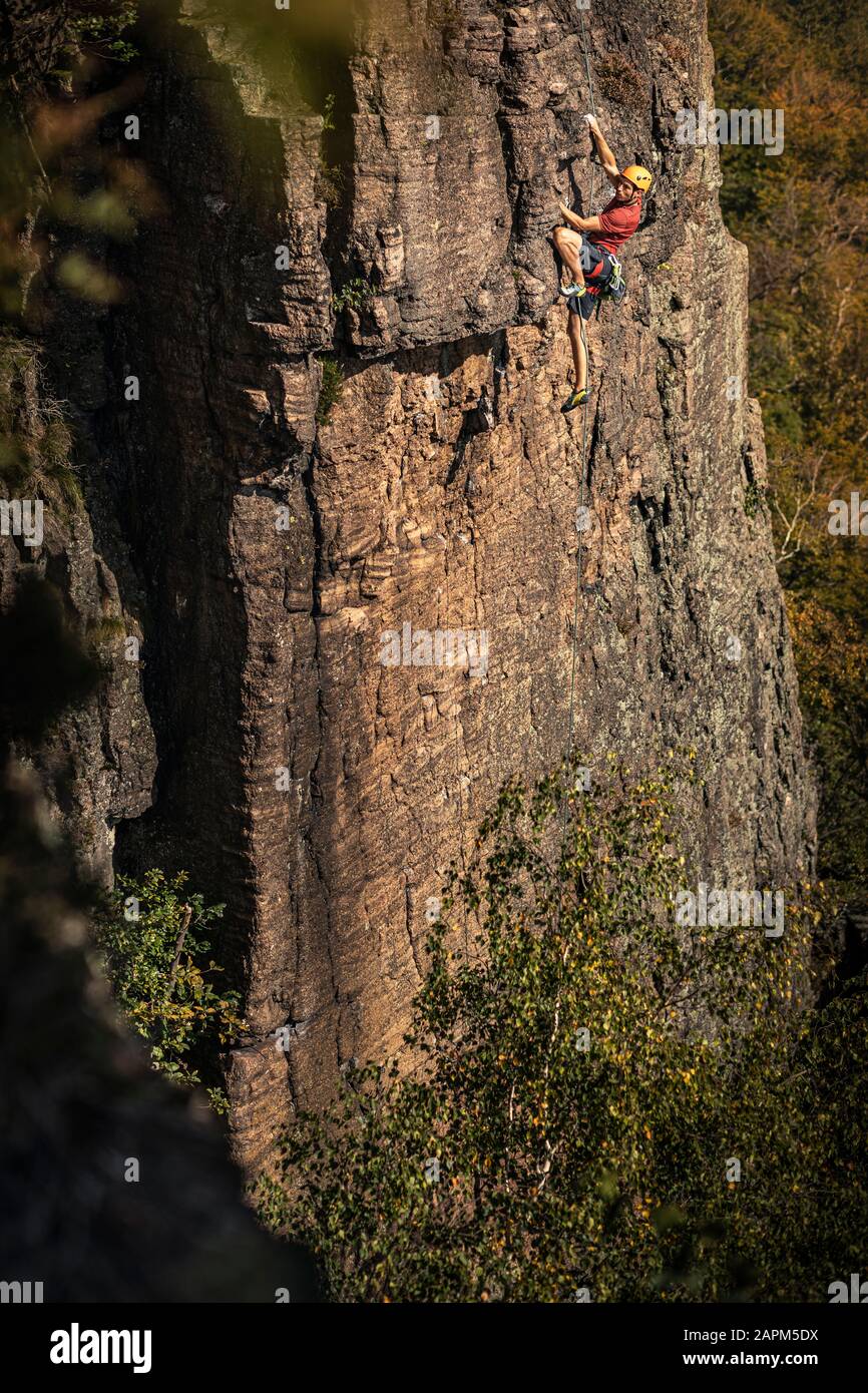 Uomo che sale a Battert rock, Baden-Baden, Germania Foto Stock