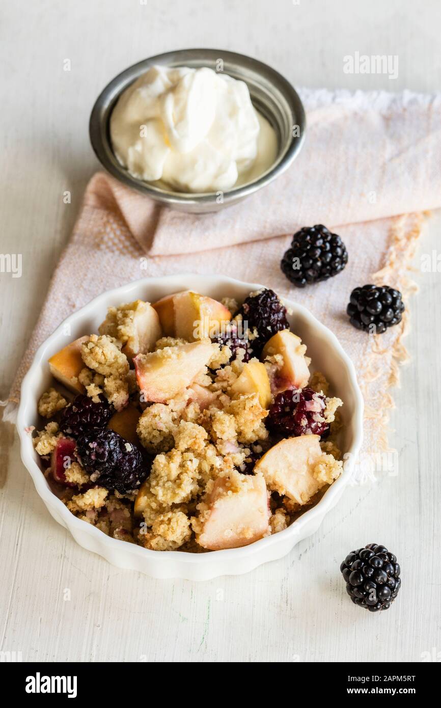 Ciotola di miglio senza glutine e lattosio con mela e more Foto Stock