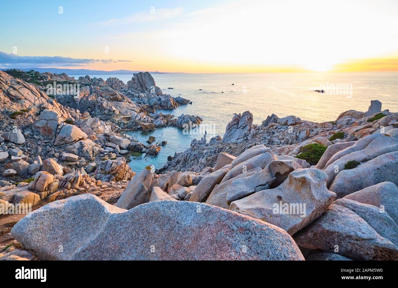 Italia, Provincia di Sassari, Santa Teresa Gallura, Rocky shore di Capo testa al tramonto Foto Stock