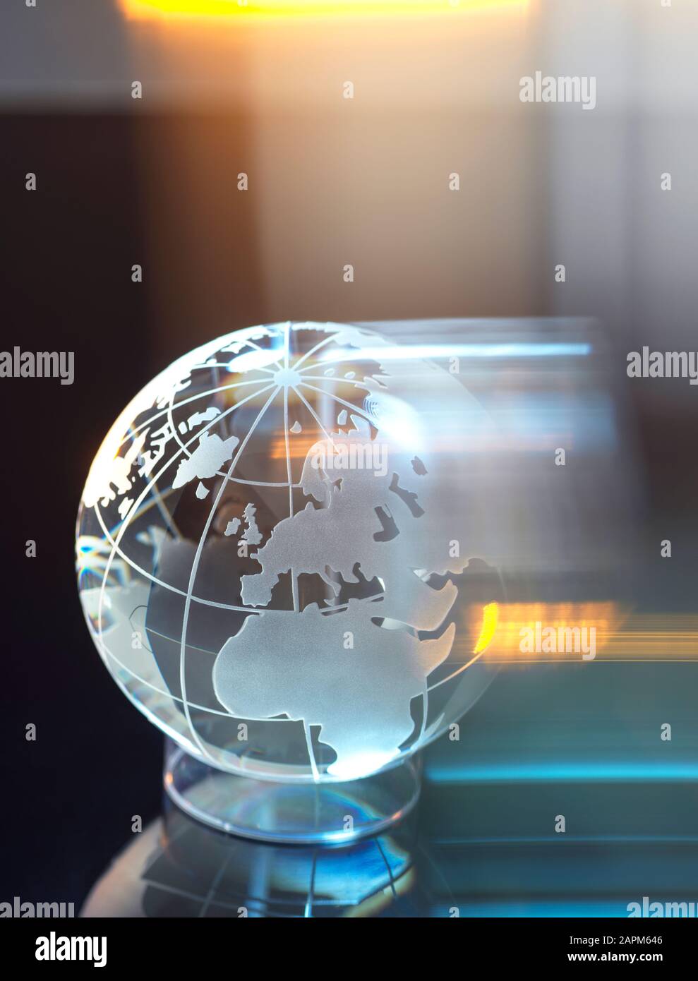 Globo di vetro che rappresenta il commercio e il commercio internazionale Foto Stock