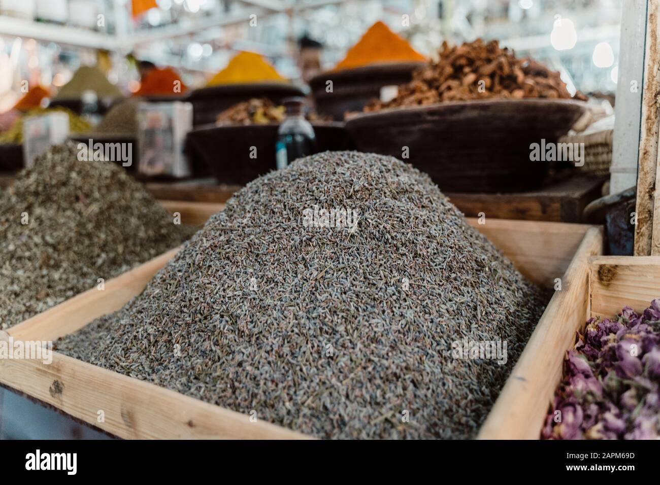 Offerta al mercato delle spezie, Fez, Marocco Foto Stock