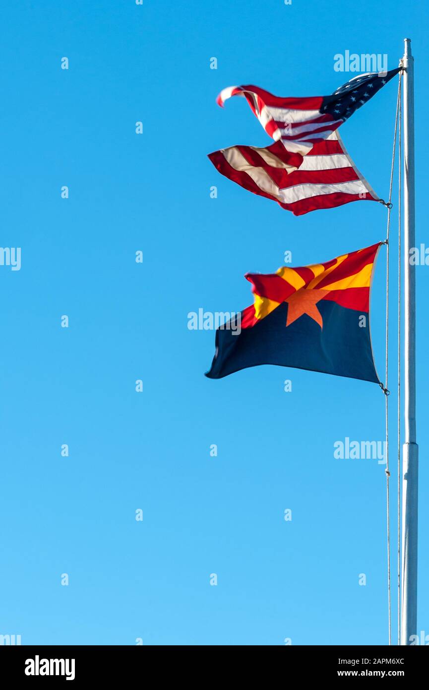 Volare Arizona state e USA bandiere sul flagpole contro il cielo blu sfondo a Yuma attraversamento, Arizona, USA Foto Stock