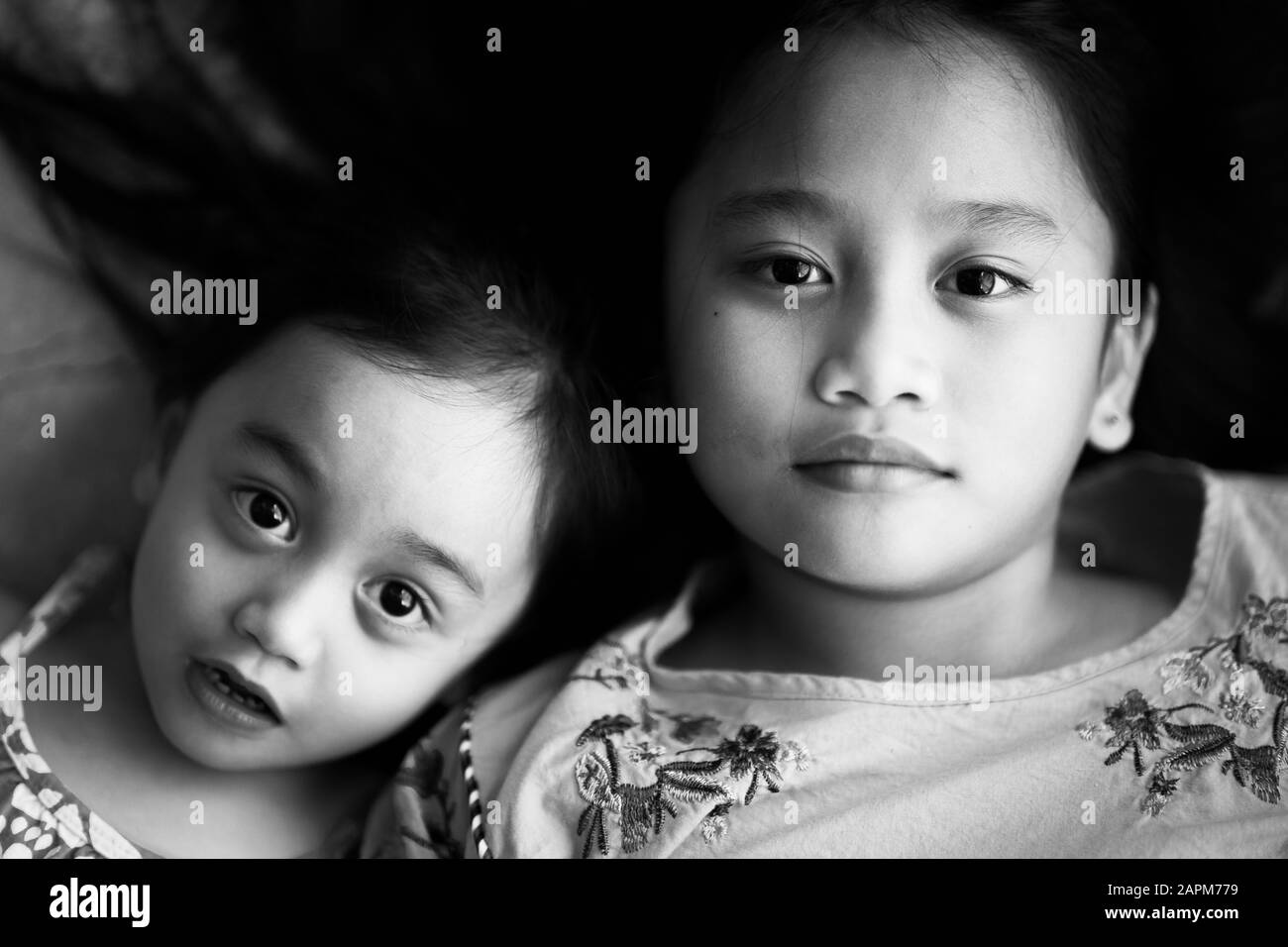 Ritratto di sorelle asiatici fratelli guardando con il viso carino guardando la fotocamera. Foto Stock