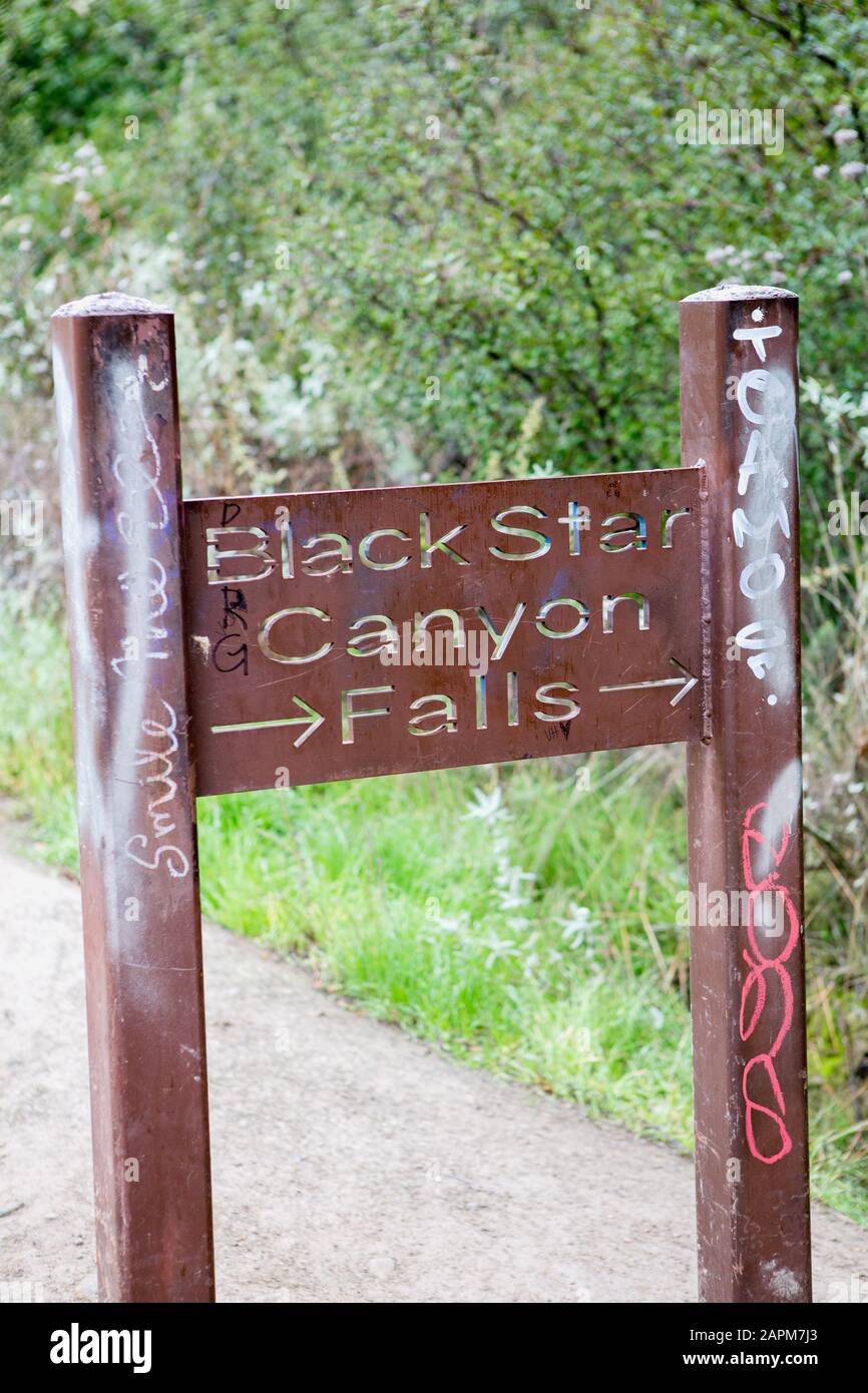 Le cascate del canyon Black Star si trovano su questo famoso sentiero escursionistico nelle montagne di Santa Ana della foresta nazionale di Cleveland, Orange County, California, Stati Uniti Foto Stock
