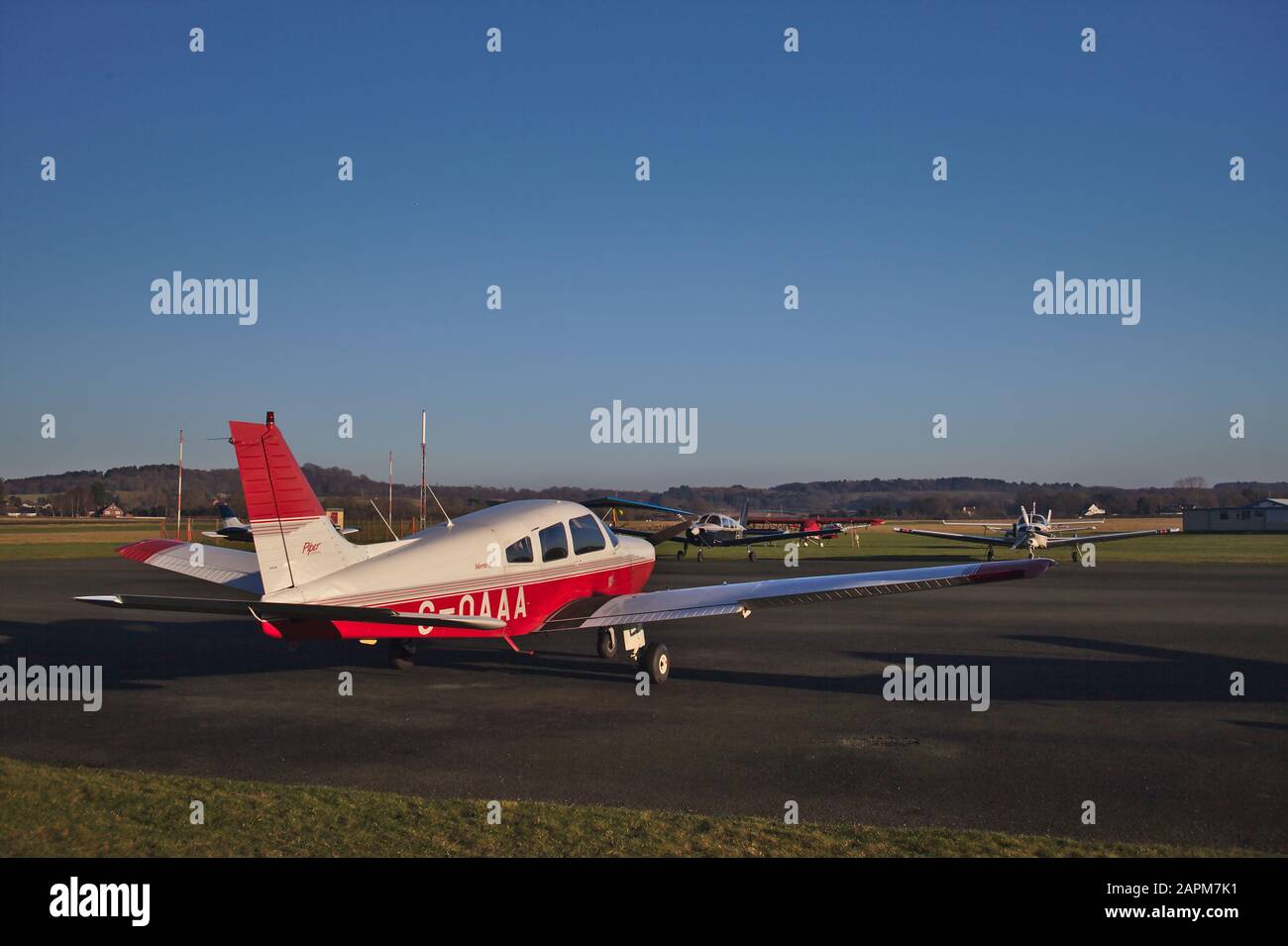 Aereo leggero parcheggiato su asfalto. Aeroporto Di Wolverhampton Halfpenny Green. Staffordshire Sud. REGNO UNITO Foto Stock