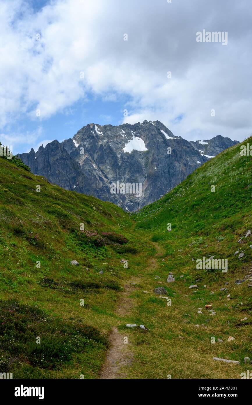 Il sentiero dei deboli Sale Attraverso la Valle per ammirare le montagne Foto Stock