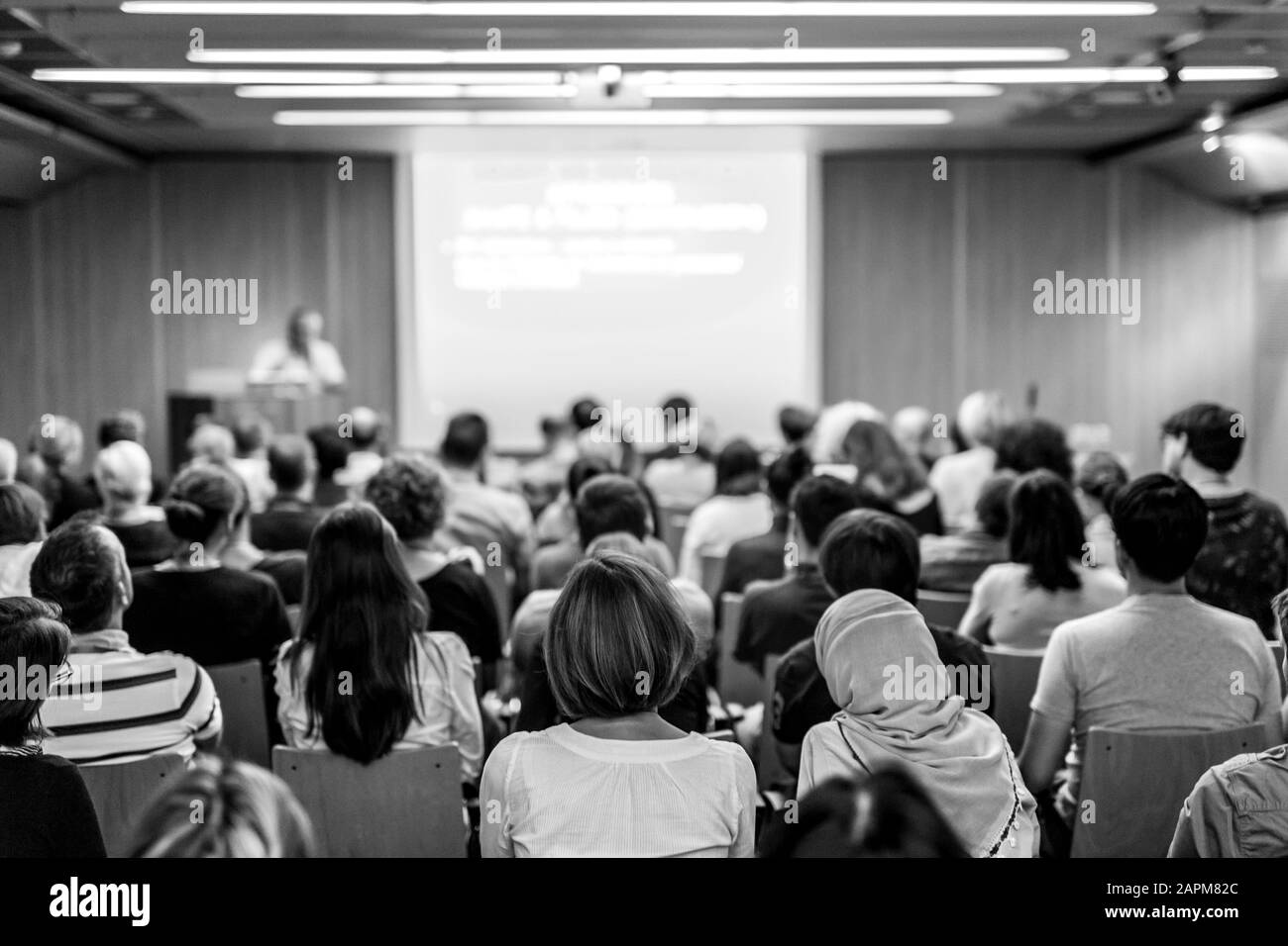 Altoparlante aziendali fornendo un discorso alla conferenza di business event. Foto Stock