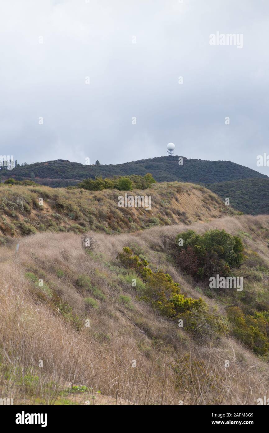 Radar meteorologico Doppler nelle montagne di Santa Ana, parte della foresta nazionale di Cleveland di Orange County, California; Stati Uniti Foto Stock