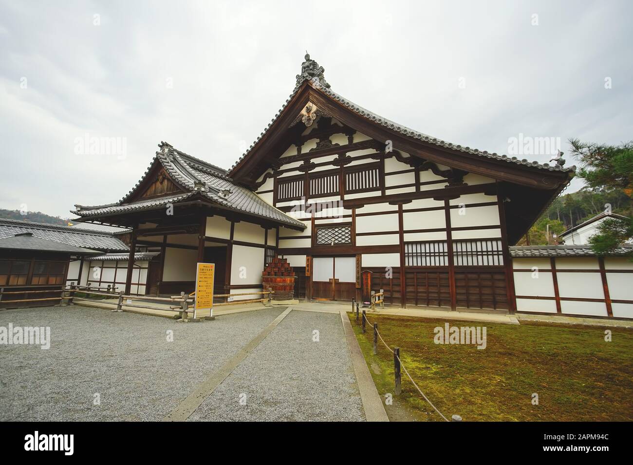 Kyoto, Giappone - 17 Dicembre 2019 : edificio in stile Giapponese nel tempio di Kinkakuji, Kyoto, Giappone. Foto Stock