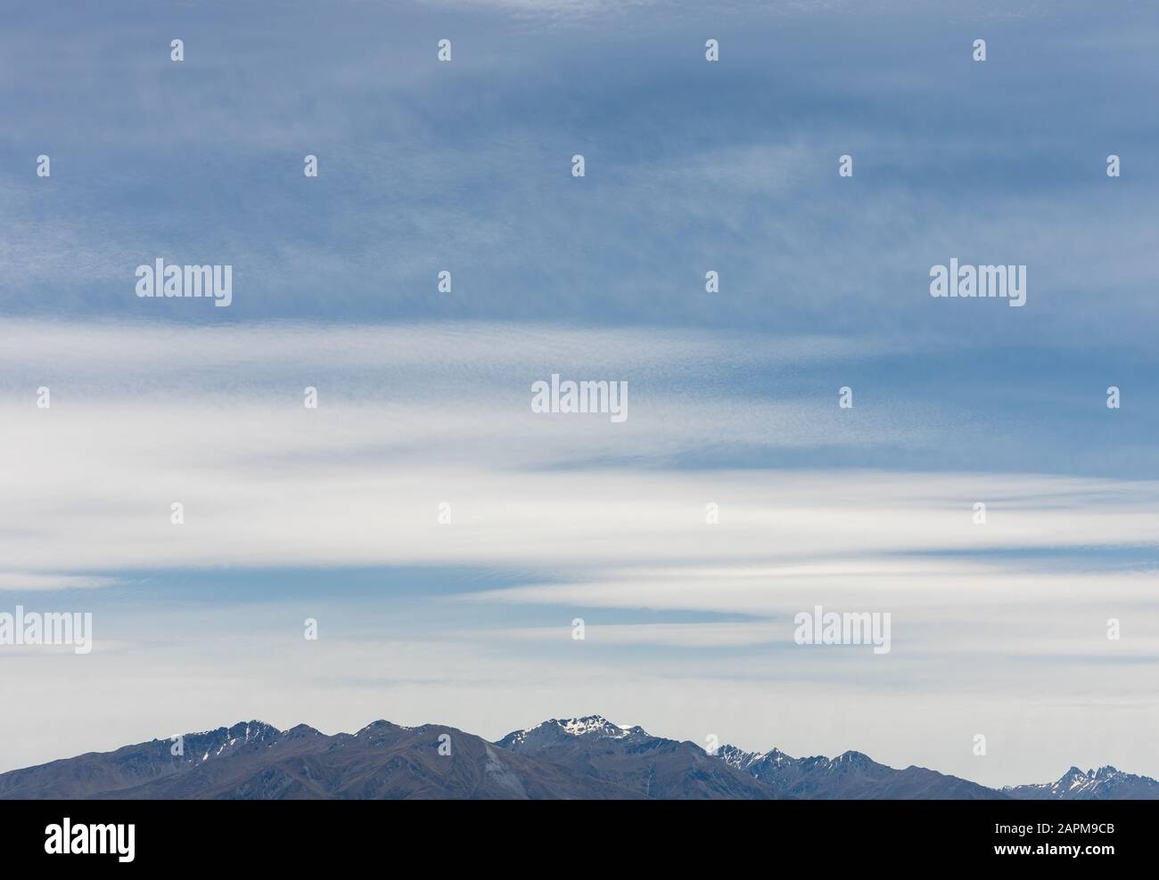 Immagine orizzontale di un picco di montagna e di un sacco di cieli e nuvole blu Foto Stock