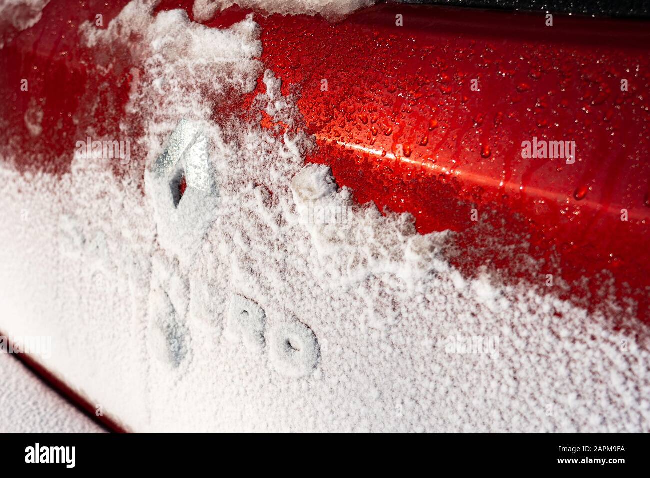 Ekaterinburg, Russia - Gennaio 2020. La parte posteriore di una vettura rossa Renault Sandero 2 è coperta di neve. Viaggi estremi sulle strade innevate della Russia. Primo piano Foto Stock