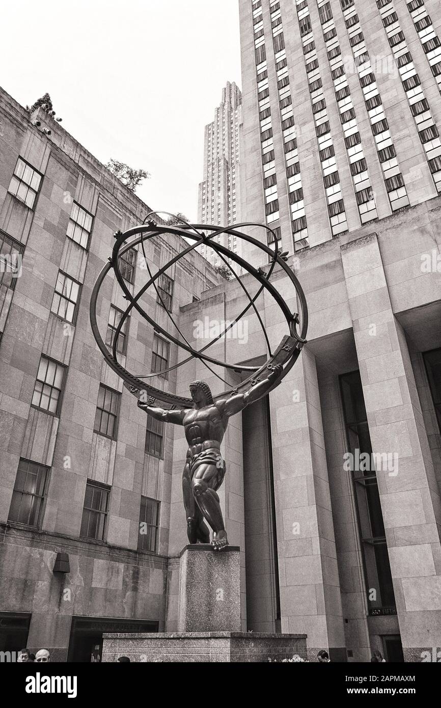 Rockefeller Center Atlas che porta la volta celeste sulle sue spalle nel centro di Manhattan Foto Stock