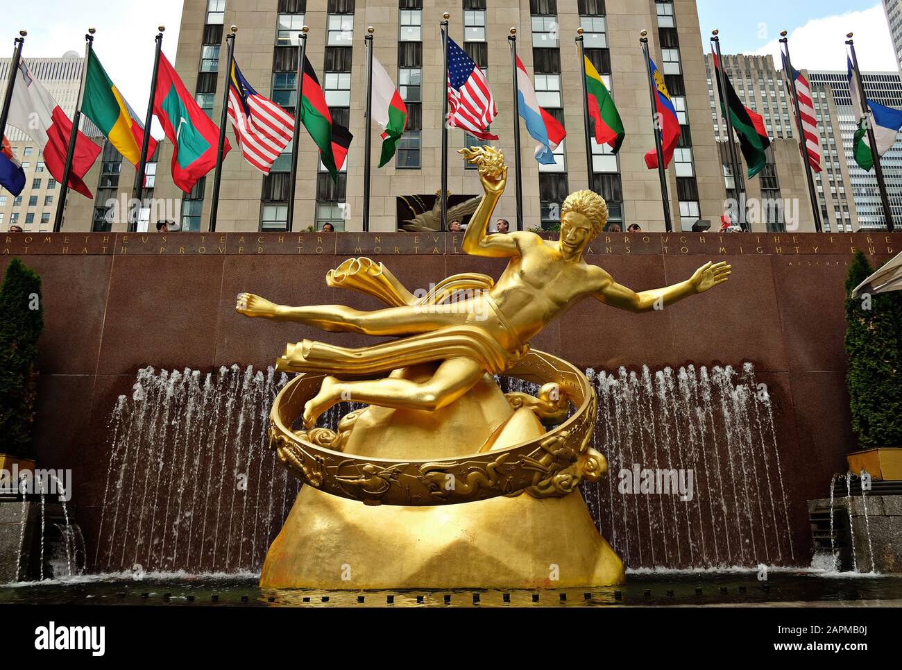 Prometheus è una scultura in bronzo dorato del 1934 realizzata da Paul Manship, situata sopra la Lower plaza al Rockefeller Center di Manhattan, New York. Foto Stock