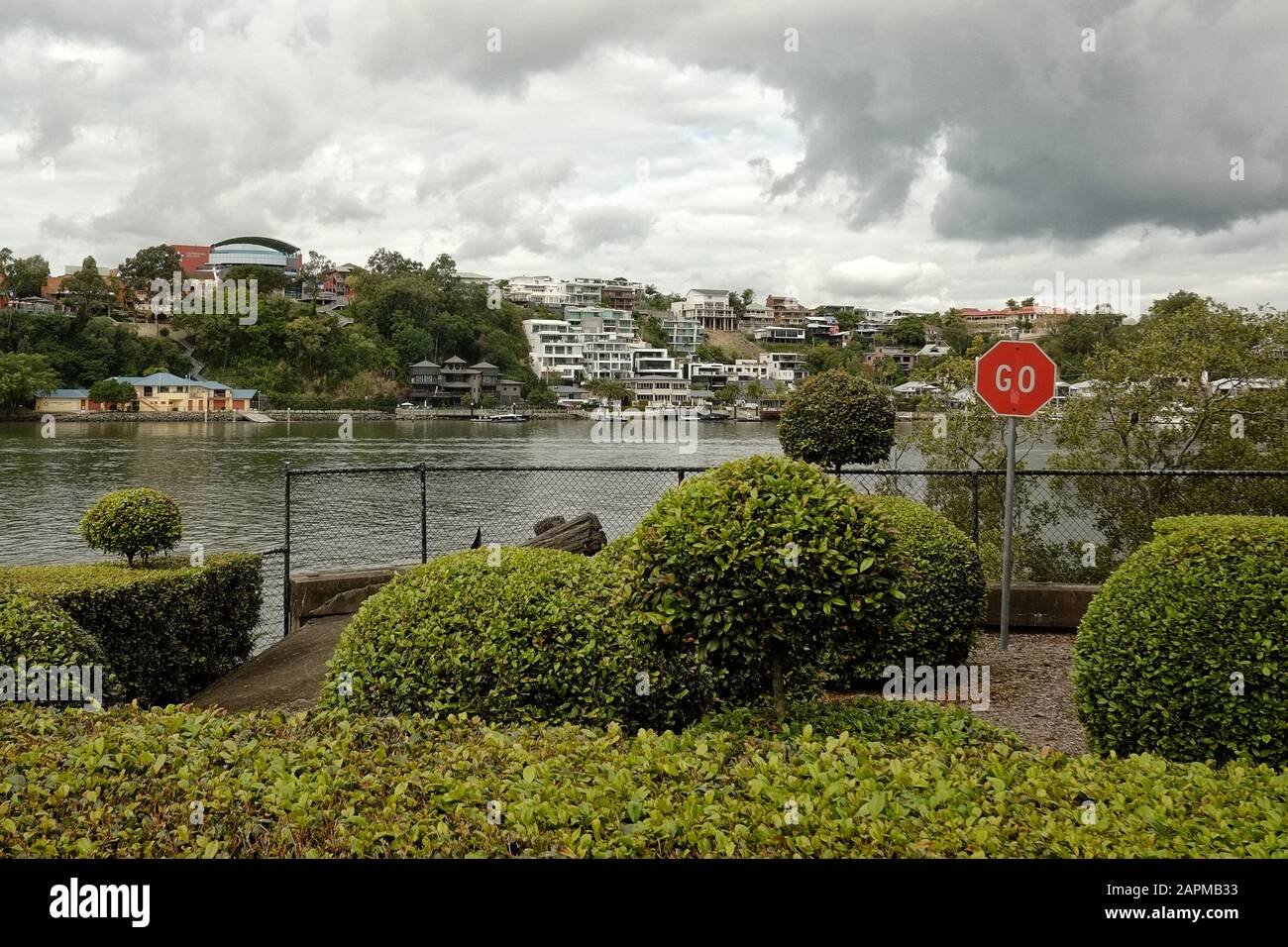 Brisbane River e vista di Hawthorne dai terreni del centro artistico e Performance di Powerhouse Foto Stock