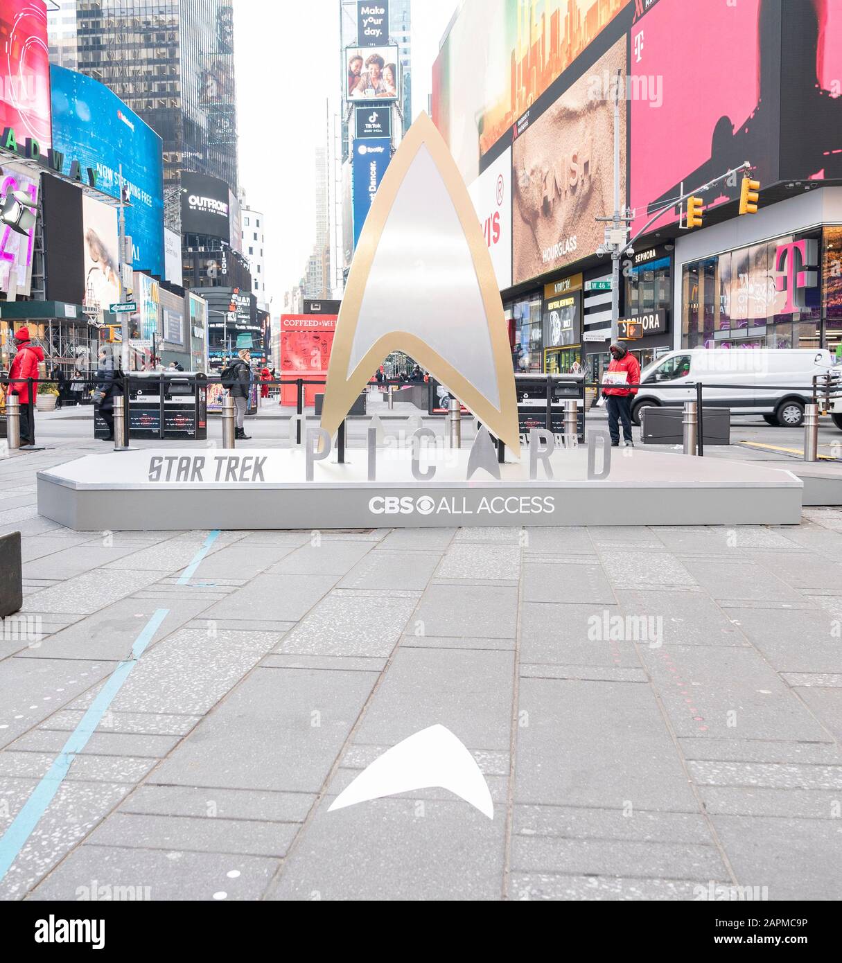 New York, Stati Uniti. 23rd Gen 2020. CBS 'Star Trek: Picard' crea una zona fan per la promozione su Times Square (Photo by Lev Radin/Pacific Press) Credit: Pacific Press Agency/Alamy Live News Foto Stock