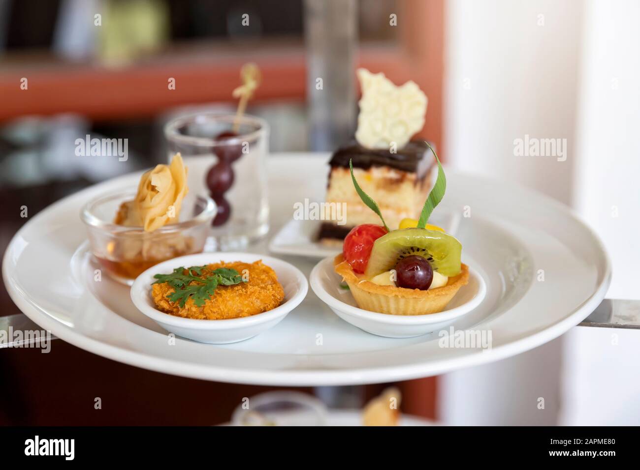 Miscelate e frutti assortiti crostata con kiwi e di mosti di uve per party o matrimonio, gastronomia, organizzazione eventi concetto. Foto Stock