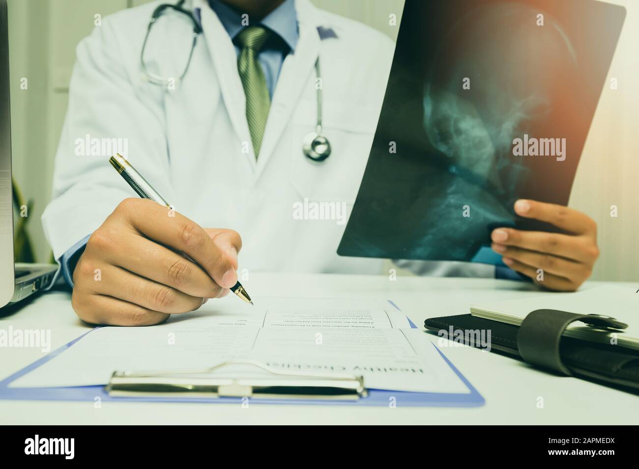 Medico di diagnosticare e analizzare su una pellicola a raggi x del paziente. Foto Stock