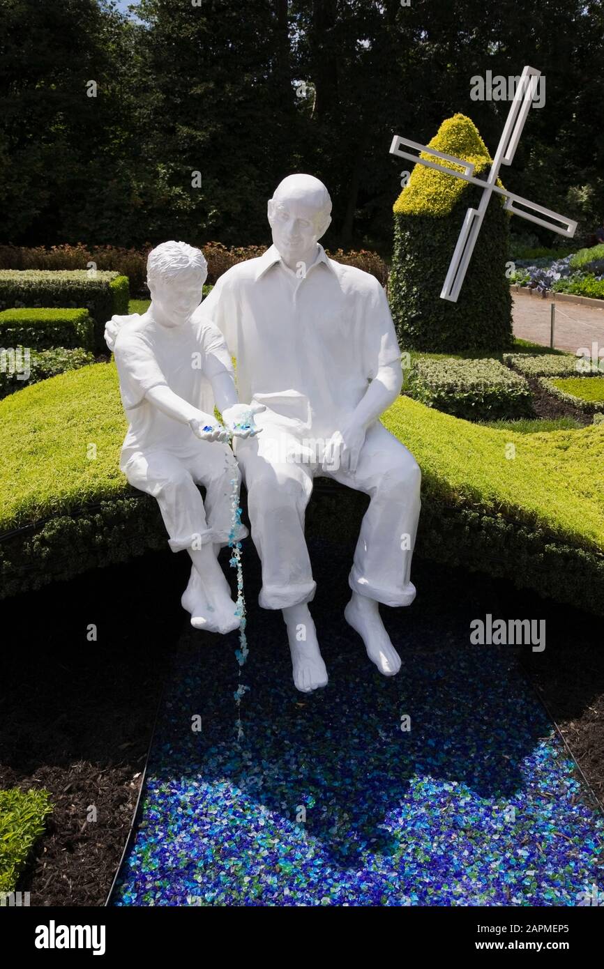 Statue bianche e sculture di piante viventi in estate chiamato 'The Ponte tra generazioni' creati su forme di mesh metallica riempite di terra e piante Foto Stock