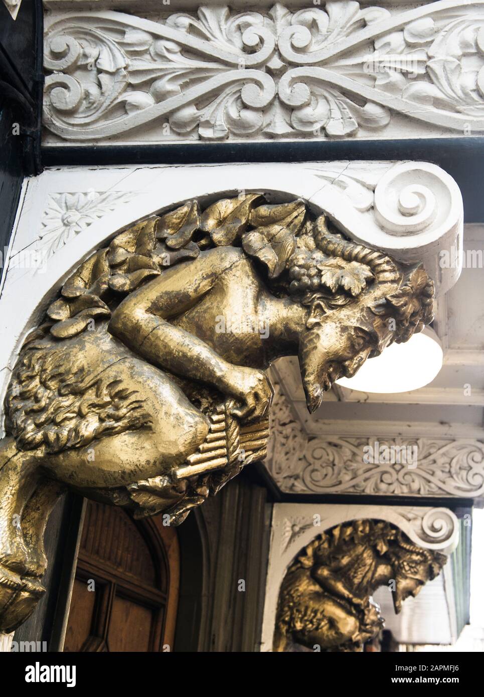 Due decorazioni fauniche dorate sostenevano di aver ispirato C. S. Lewis nella scrittura Cronache di Narnia. Ingresso al Brasenose College al largo Del Passaggio di Santa Maria Foto Stock