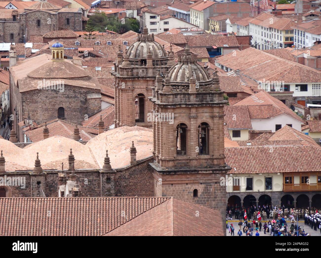 Vista panoramica della piazza centrale di Cusco nel centro di Cusco Perù Foto Stock