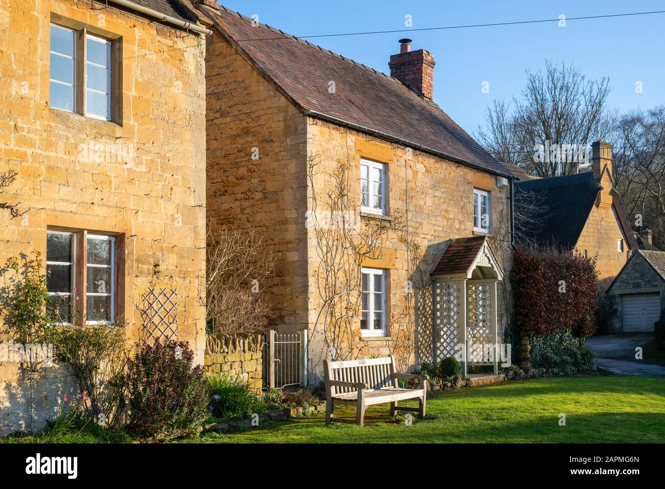 Cotswold cottage in pietra in inverno luce del sole al tramonto. Stanton, Cotswolds, Gloucestershire, Inghilterra Foto Stock