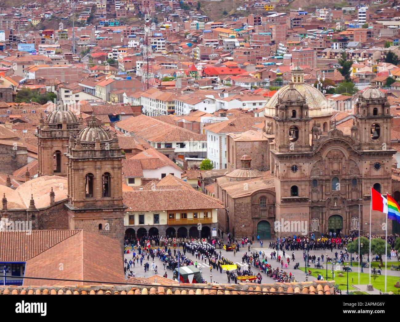 Chiesa Dell'Ordine di Compañía de Jesús e le sue torri campanarie visto dalla piazza principale del Perù Cusco Foto Stock