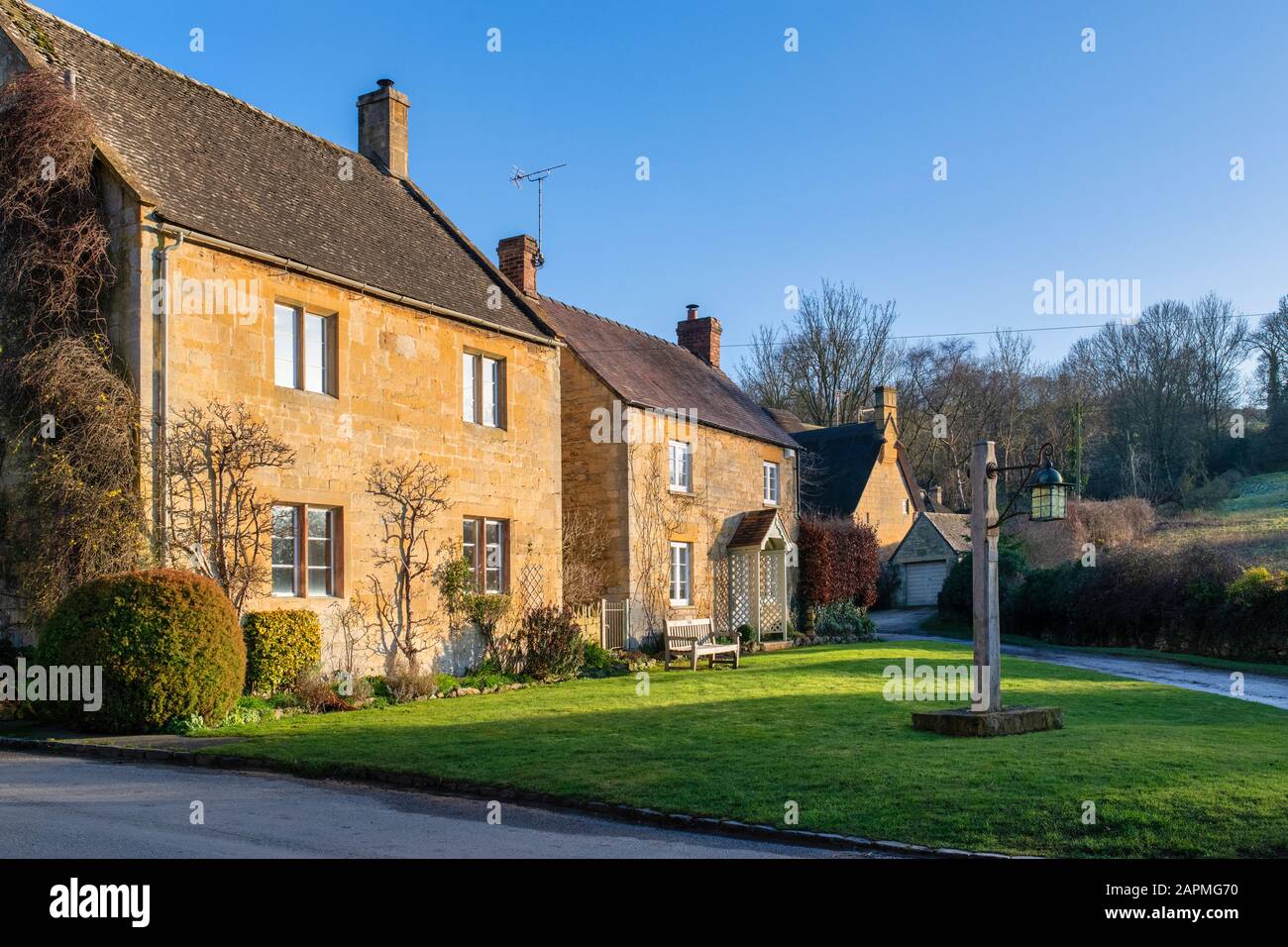 Cotswold cottage in pietra in inverno luce del sole al tramonto. Stanton, Cotswolds, Gloucestershire, Inghilterra Foto Stock
