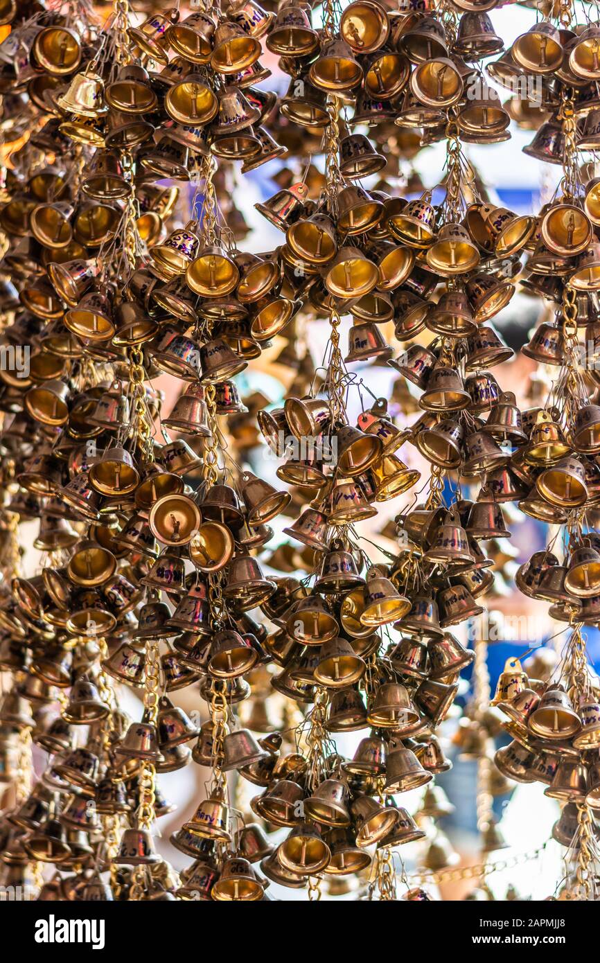 Molte piccole campane d'oro appese a catena nel tempio buddista. Ang Thong, Tailandia, 16 Febbraio 2019 Foto Stock