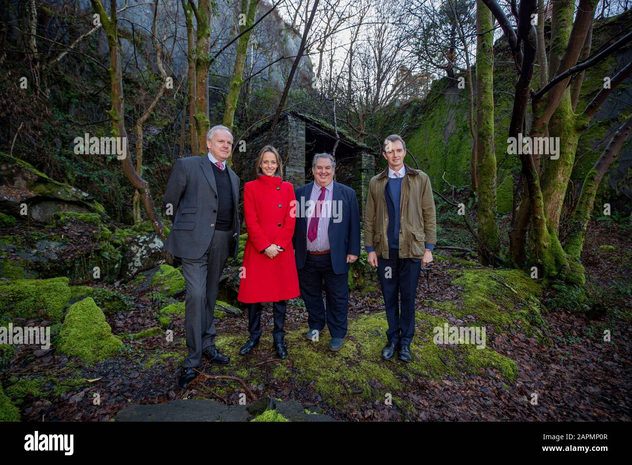 (Da sinistra a destra) David Gwyn (storico, ministro dell'eredità Helen Whatley, Cllr Gareth Thomas e ministro del Galles britannico David Davies al Welsh Slate Museum di Llanberis, per segnalare la notizia che il paesaggio minerario di ardesia del Galles nordoccidentale potrebbe essere il prossimo sito del Regno Unito patrimonio mondiale dell'UNESCO. Foto Stock