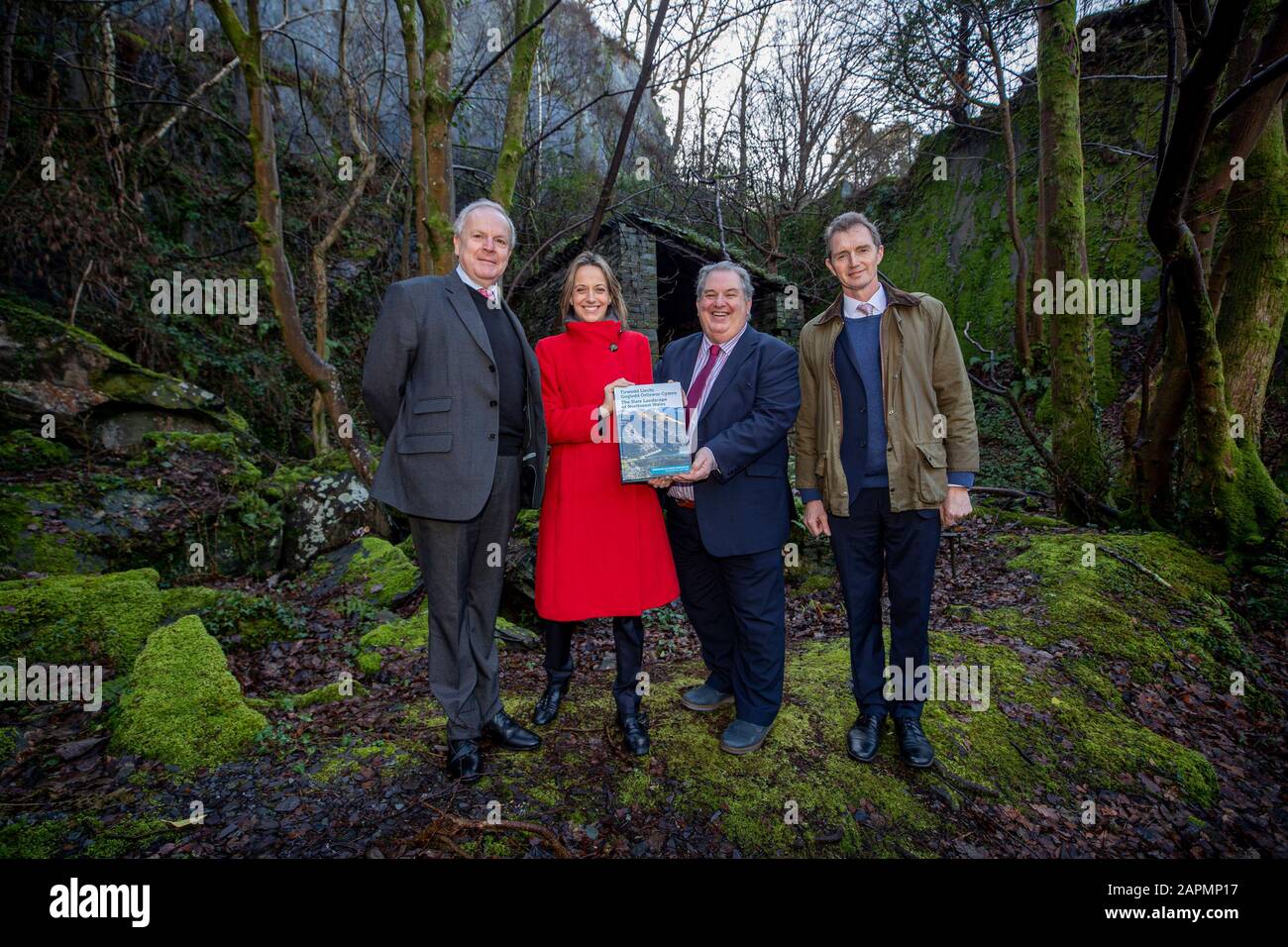 (Da sinistra a destra) David Gwyn (storico, ministro dell'eredità Helen Whatley, Cllr Gareth Thomas e ministro del Galles britannico David Davies al Welsh Slate Museum di Llanberis, per segnalare la notizia che il paesaggio minerario di ardesia del Galles nordoccidentale potrebbe essere il prossimo sito del Regno Unito patrimonio mondiale dell'UNESCO. Foto Stock