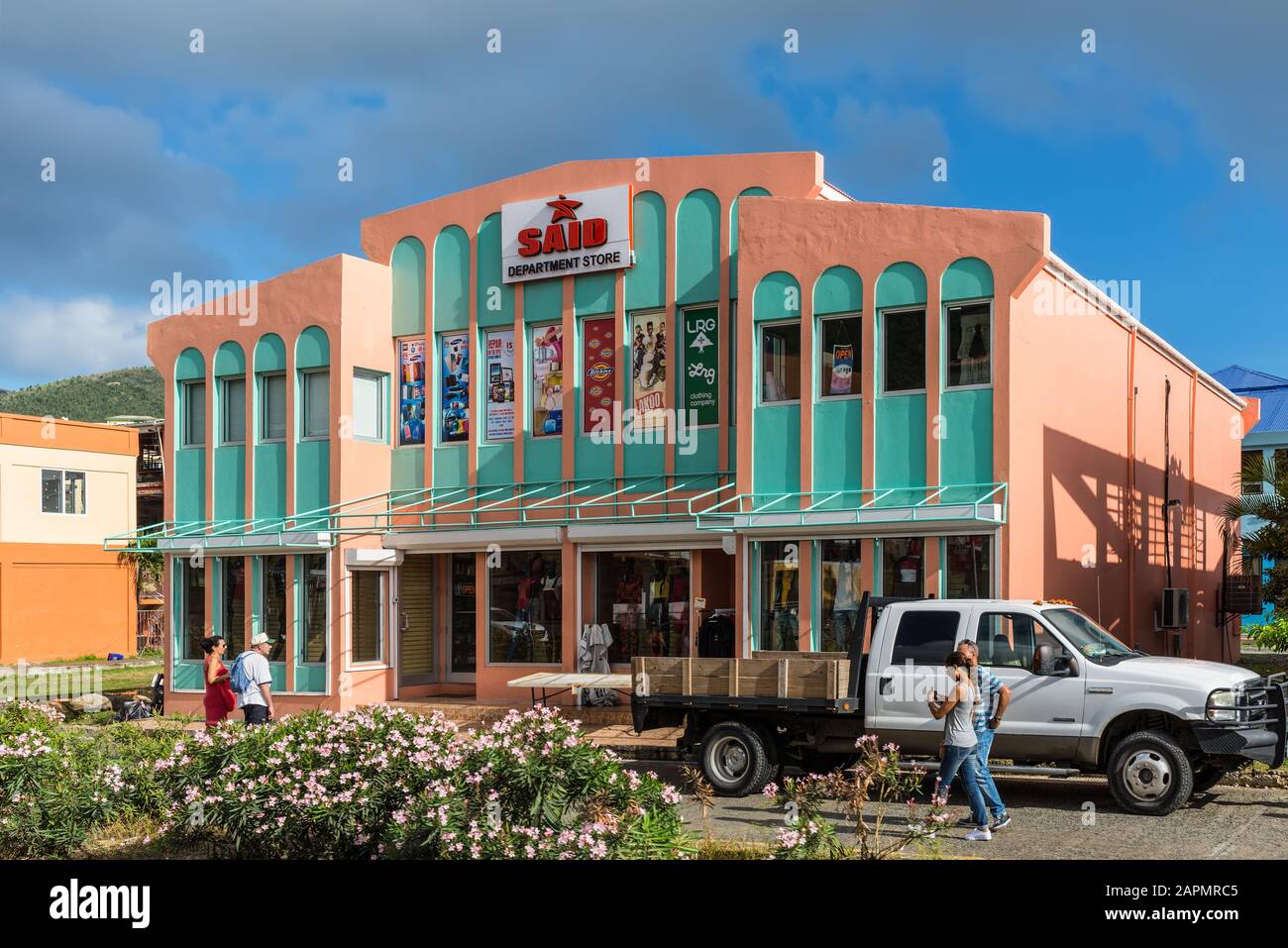 Road Town, British Virgin Islands - 16 dicembre 2018: Street view of Road Town al giorno con parcheggio nei pressi di grandi magazzini e aiuole di fronte a. Foto Stock