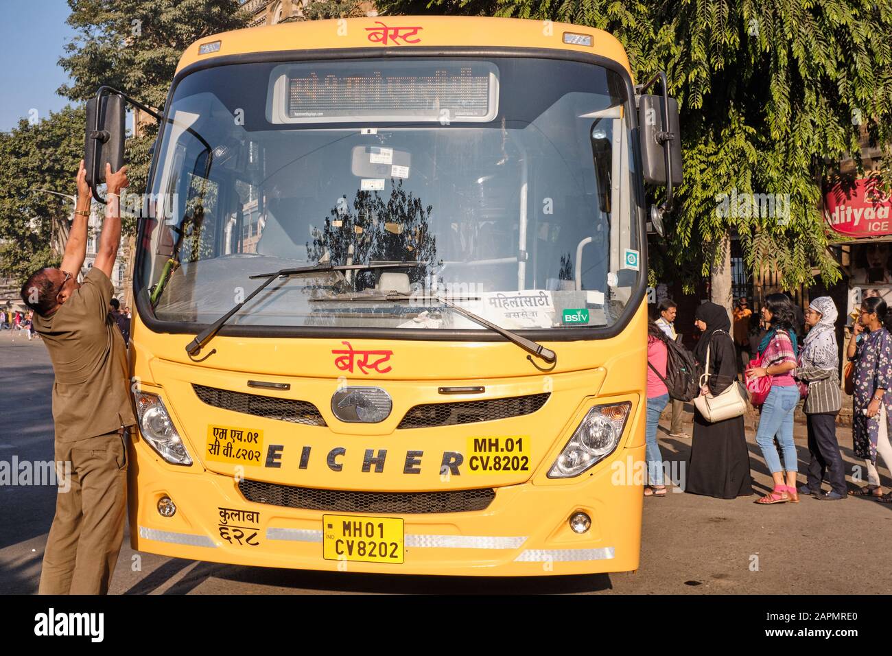 Un autobus giallo 'Tejaswini' a Chhatrapati Shivaji Maharaj Terminus, un servizio di autobus speciale solo per le donne, inaugurato alla fine del 2019 Foto Stock